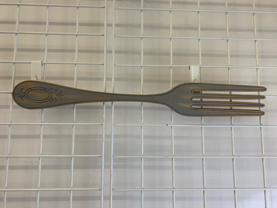 GRAY DISTRESSED WOODEN FORK WALL HANGING.