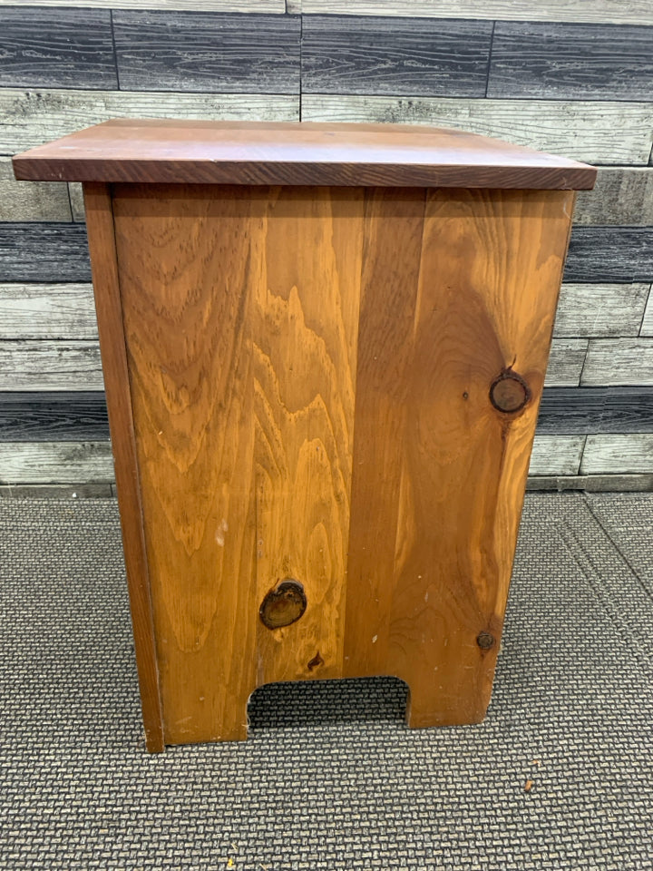 SMALL WOOD CABINET W/ PAINTED RED BARN ON DOOR PRIMITIVE STYLE.