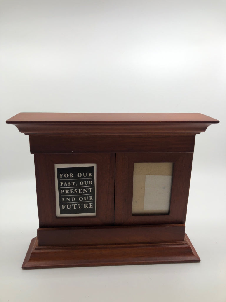 3 IN 1 WOOD SLIDING PICTURE FRAME.