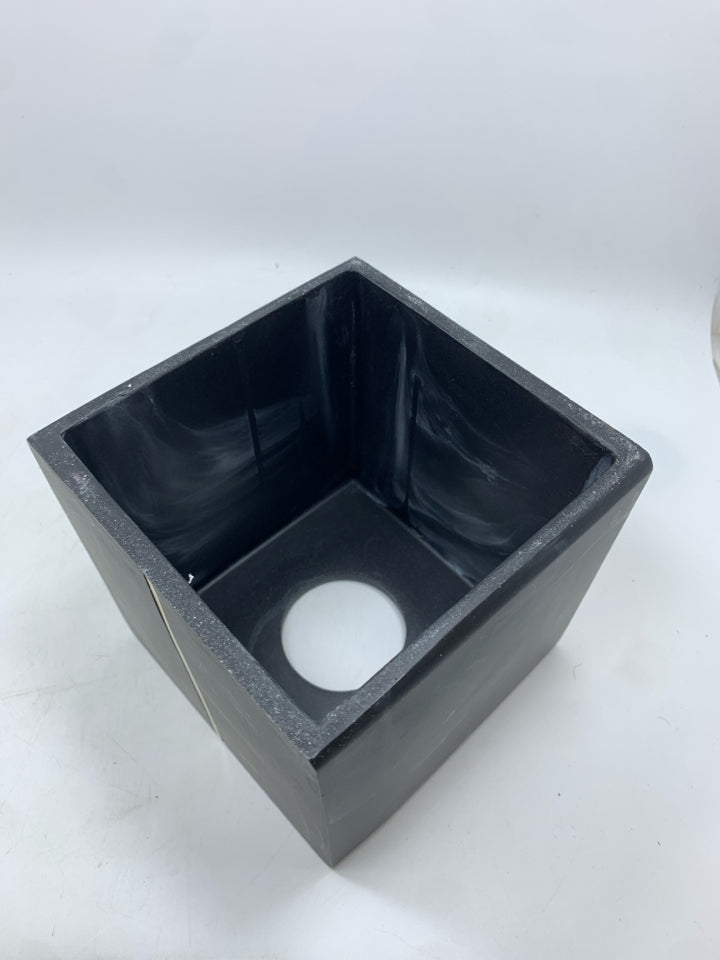 BLACK MARBLE TISSUE HOLDER W/GOLD ACCENTS.