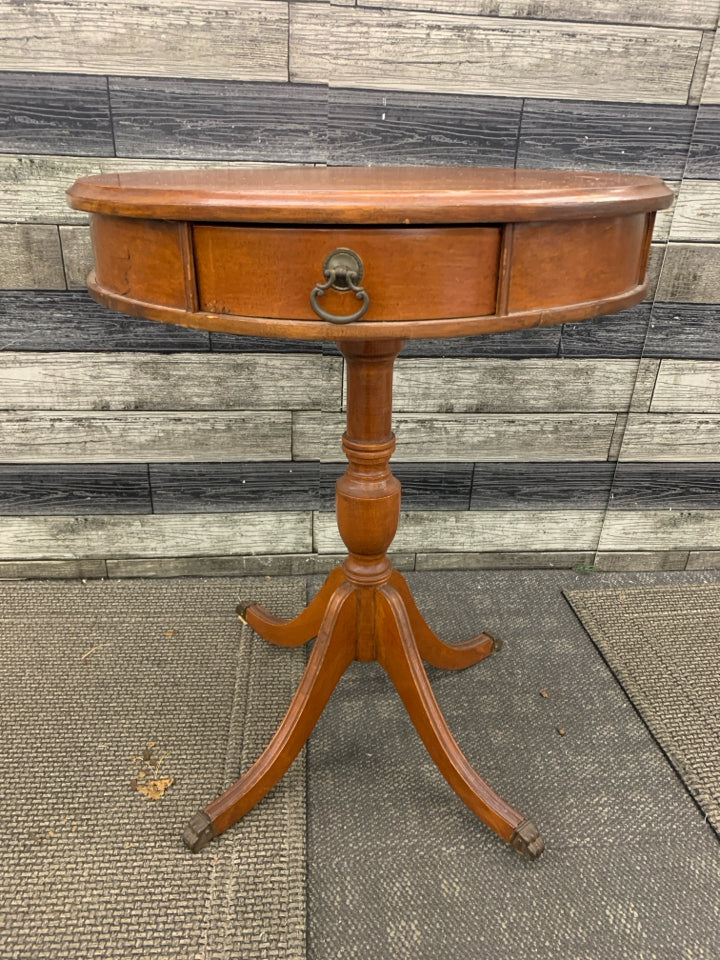 VTG ROUND END TABLE W/DRAWER.