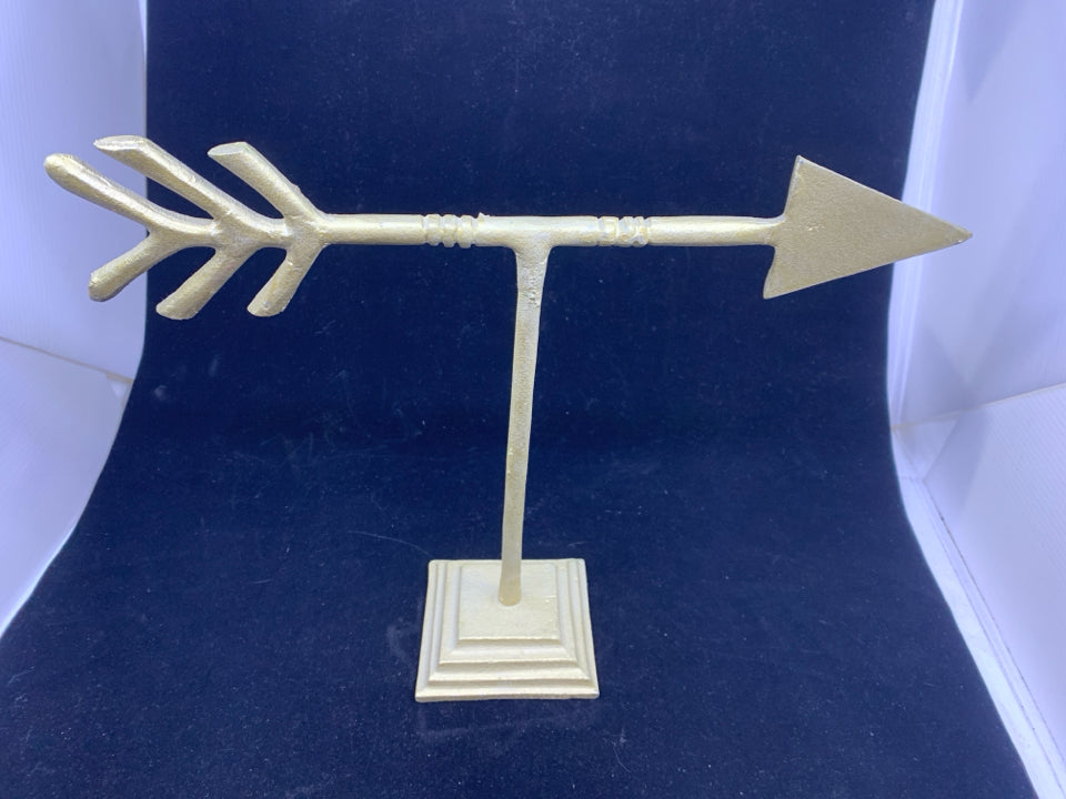 METAL PAINTED GOLD STANDING ARROW DECOR.