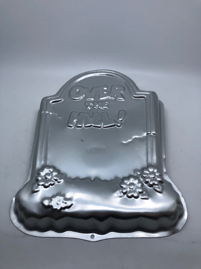 NWT WILTON OVER THE HILL CAKE PAN.