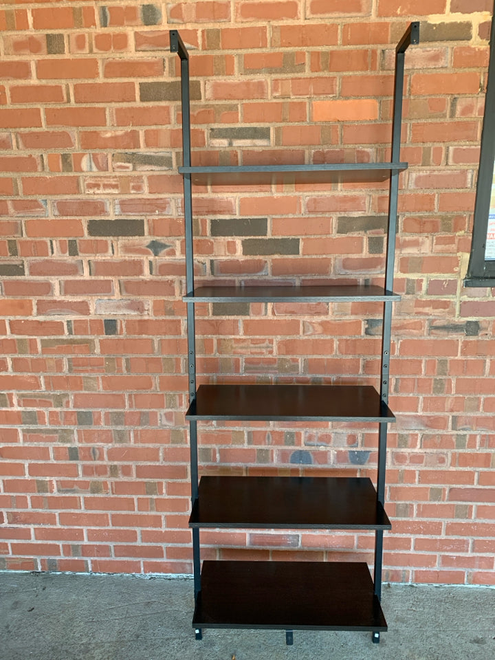 DARK FRAMED LADDER-STYLE WALL-MOUNT BOOKSHELF.