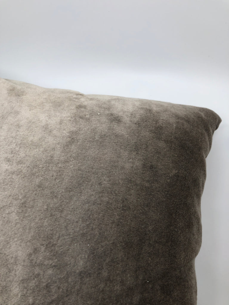 SILVER VELVET ACCENT PILLOW.