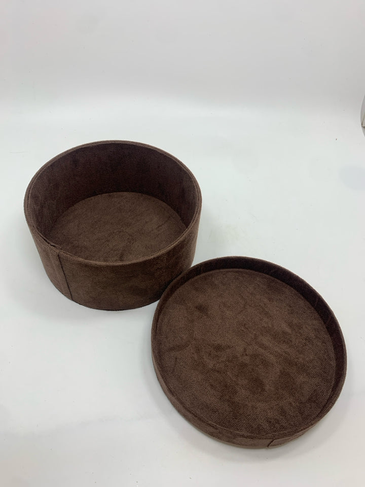 SOFT BROWN STORAGE BIN W/LID.