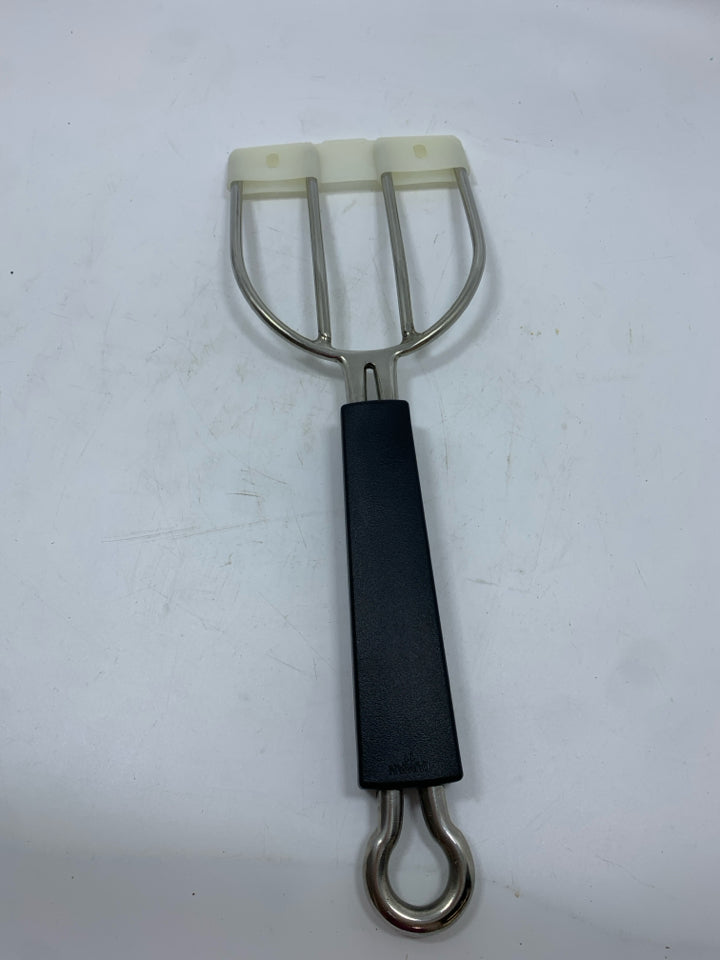 PAMPERED CHEF MEAT FORK.