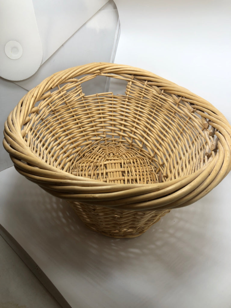 LG LIGHT WOOD BASKET W/HANDLES.