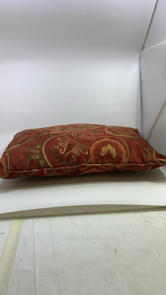 RED RECTANGLE ACCENT PILLOW W/FLORAL DESIGN.