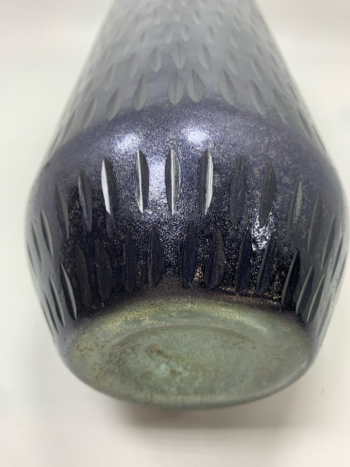 GREY TALL VASE W/LINED DESIGN.