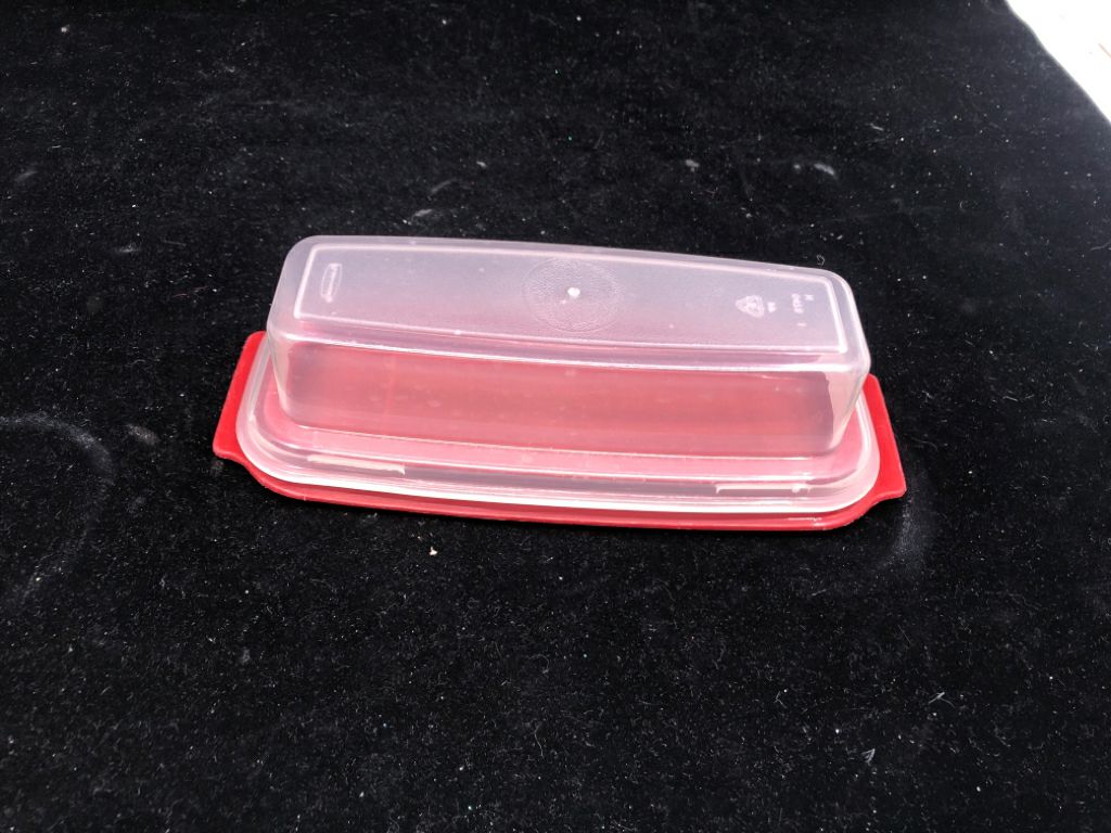 RED RUBBERMAID BUTTER DISH.