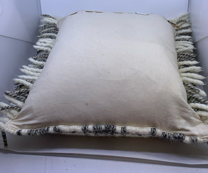 GREY AND WHITE KNITTED PILLOWS.