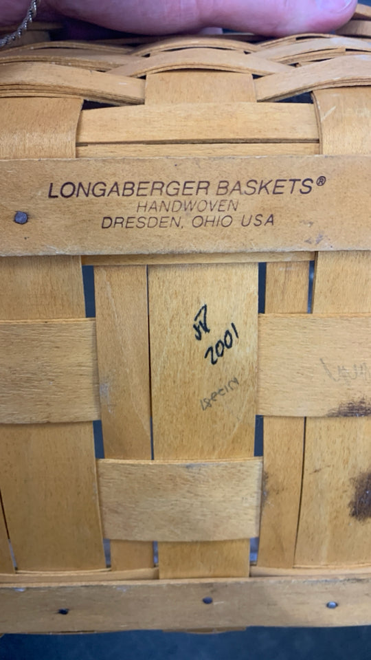 2001 BASKET CADDY W/WOODEN STORAGE COVER.