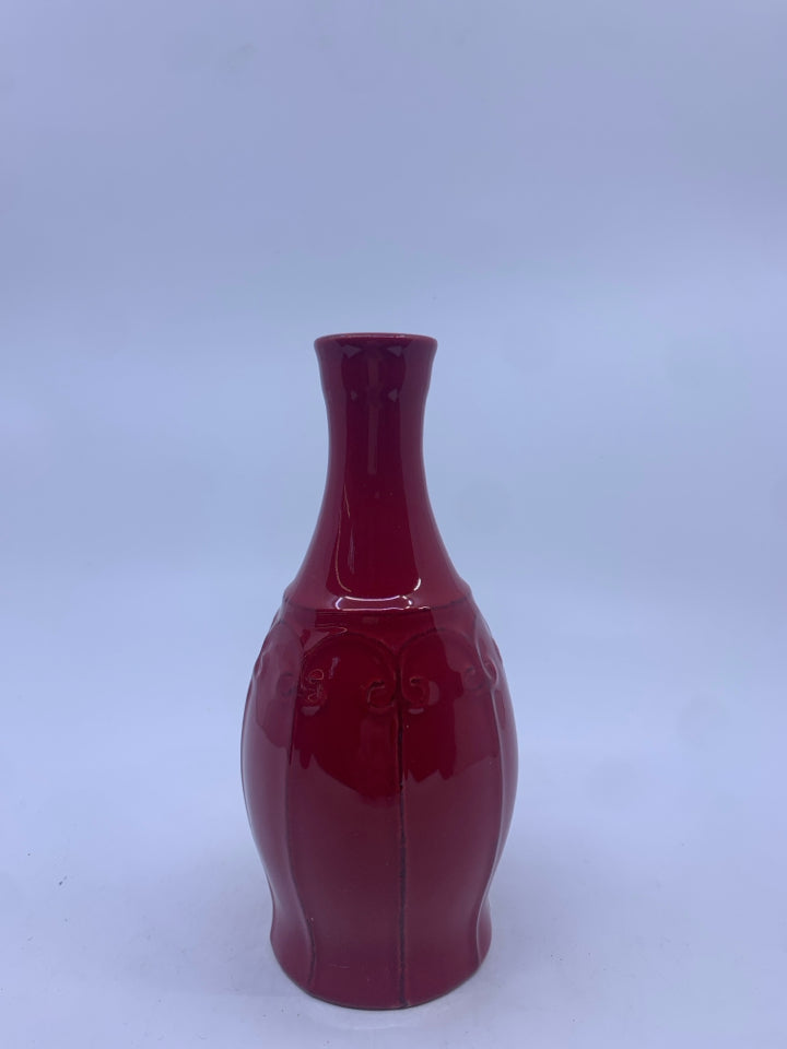 RED SCROLL PATTERN VASE.