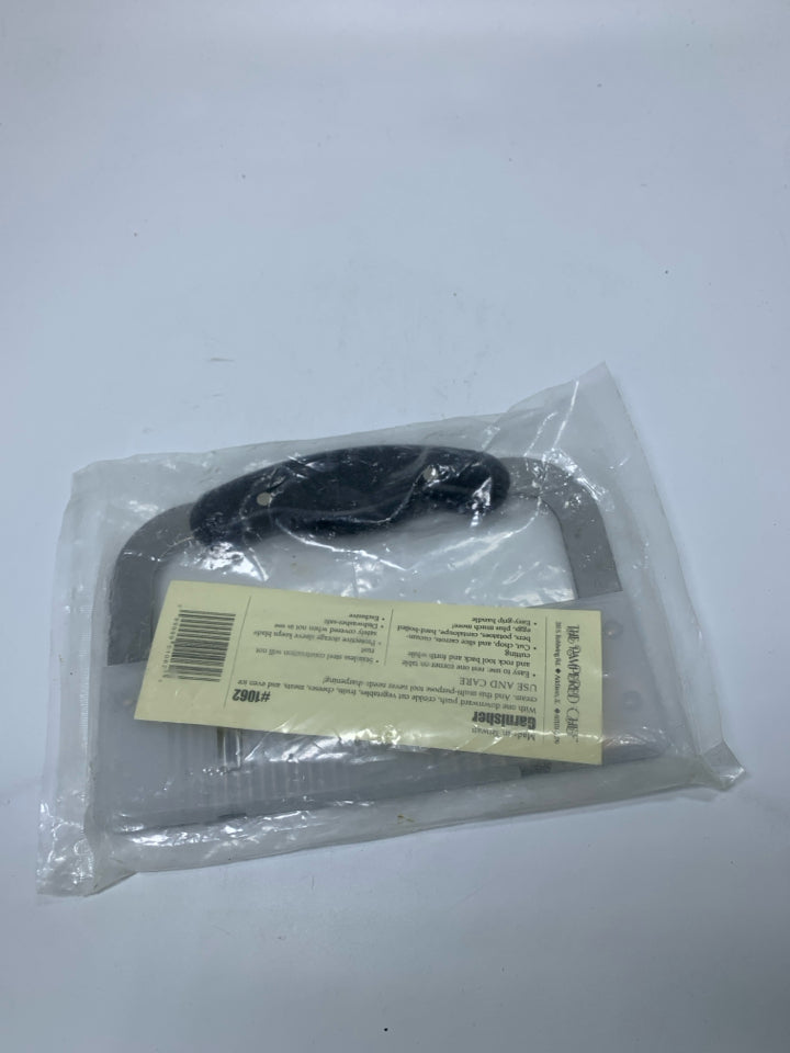 NIP PAMPERED CHEF CRINKLE CUTTER GARNISHER #1062.