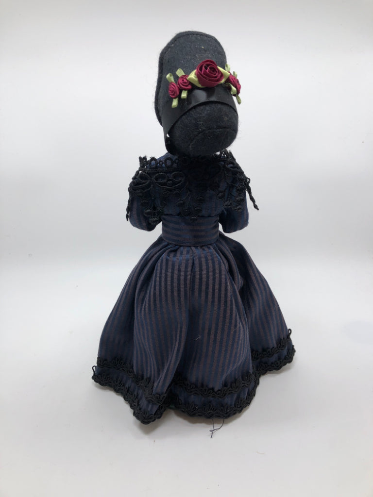 BYERS CHOICE CAROLER IN NAVY DRESS.