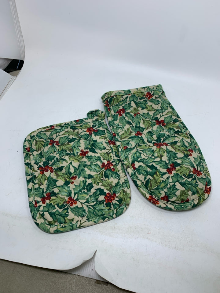 2 HOLLY PATTERN QUILTED MITT/TRIVET.