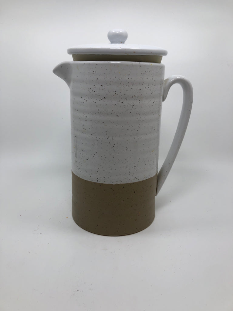 CREAM/TAN SPECKLED PITCHER W/LID.