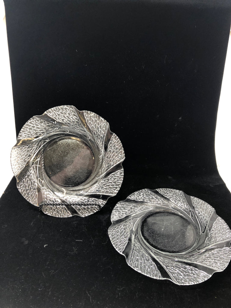 2 CLEAR GLASS SWIRL DINNER PLATES.