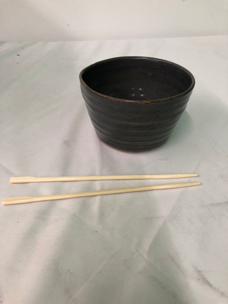 POTTERY RIBBED GRAY BOWL CREAM STONE BASE W/ 2 CHOPSTICKS.
