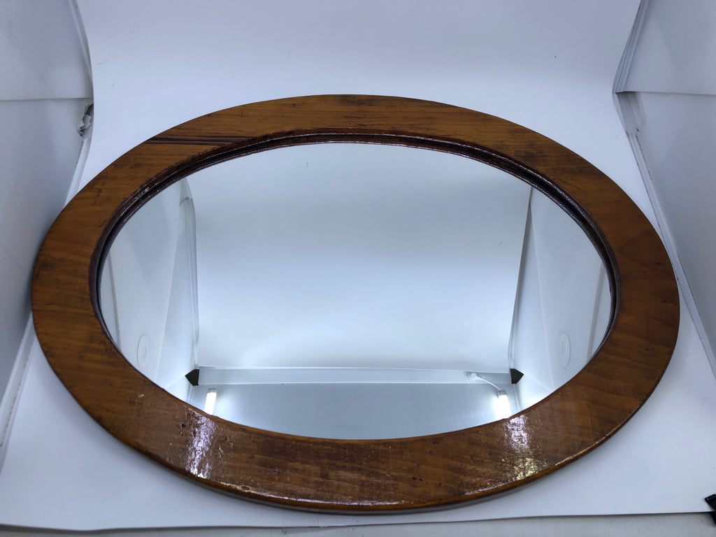 OVAL WOOD FRAME MIRROR.