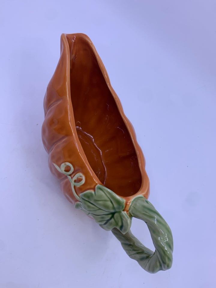 CERAMIC PUMPKIN GRAVY BOAT.