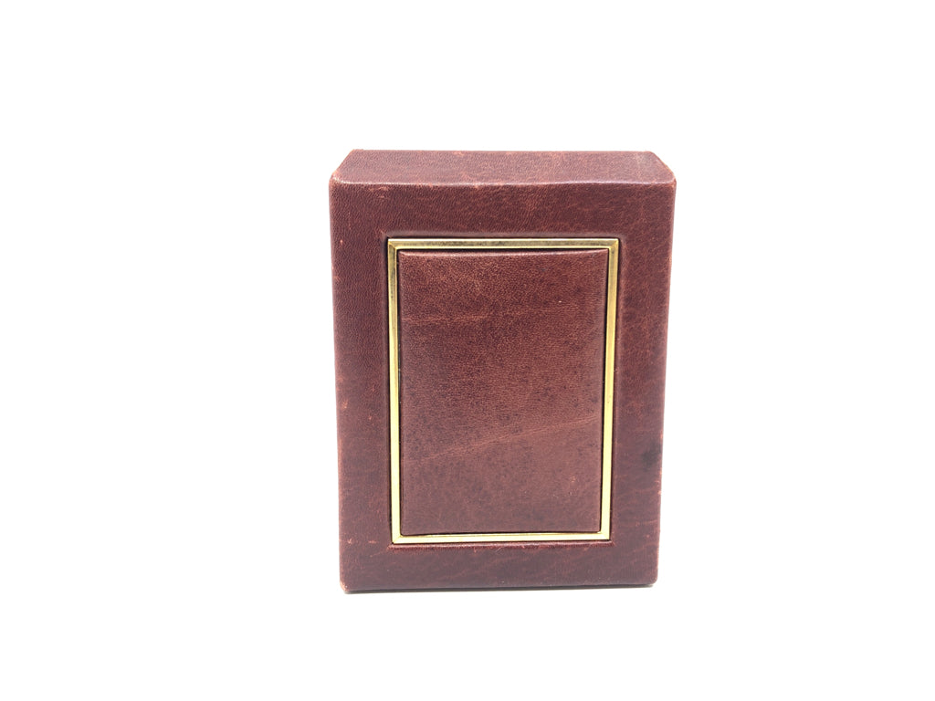 LEATHER SQUARE PENCIL HOLDER.