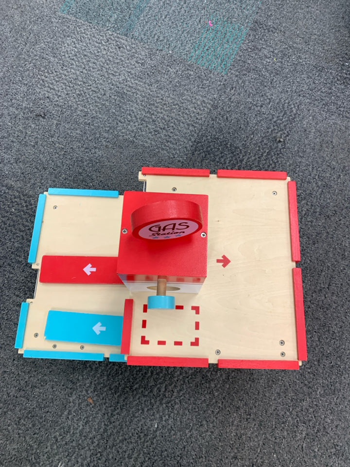 Janod Bolid Solid Wood Gas and Oil Station