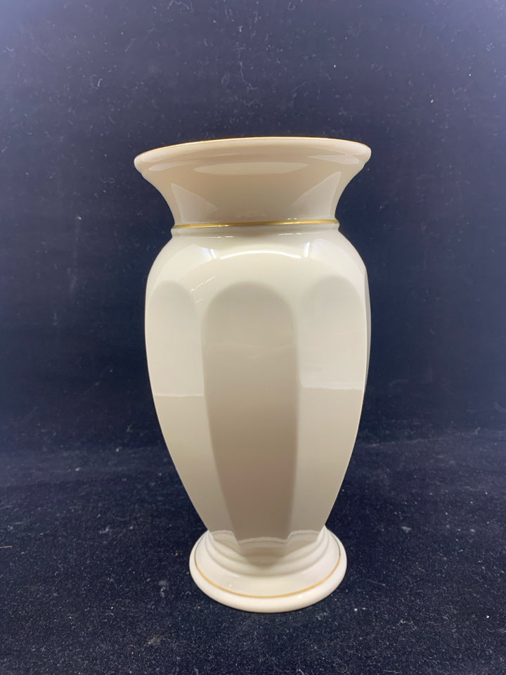 CREAM LENOX AURELIA VASE.