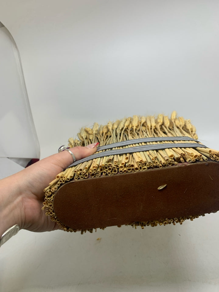 OVAL BUNDLE OF WHEAT.
