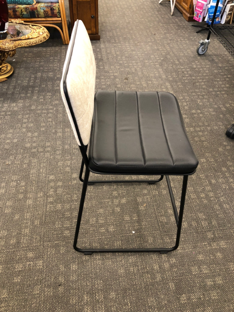 3 UPHOLSTERED LEATHER BAR STOOLS W/SOFT BACK.