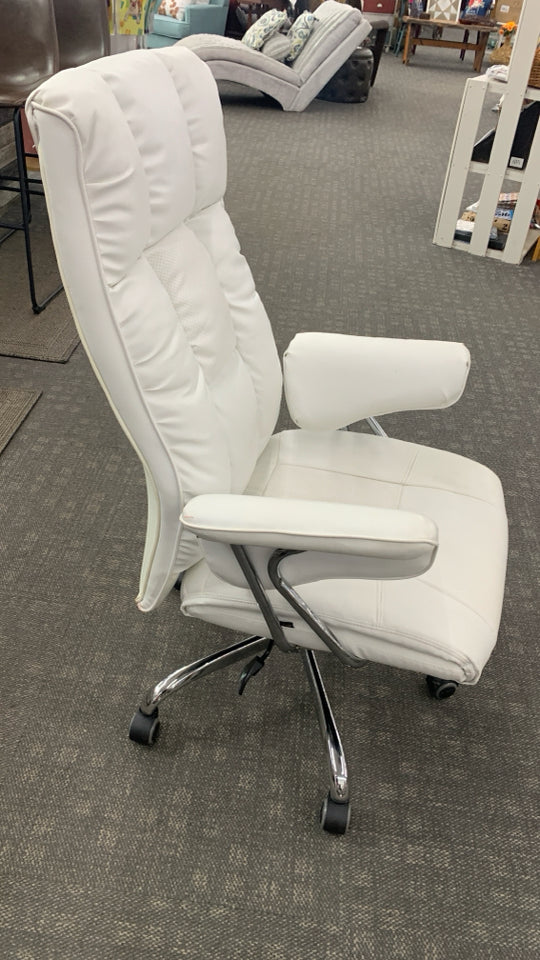 WHITE SWIVEL OFFICE CHAIR.