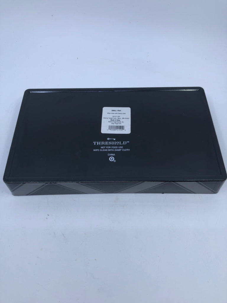 GREY TRAY W HANDLES.
