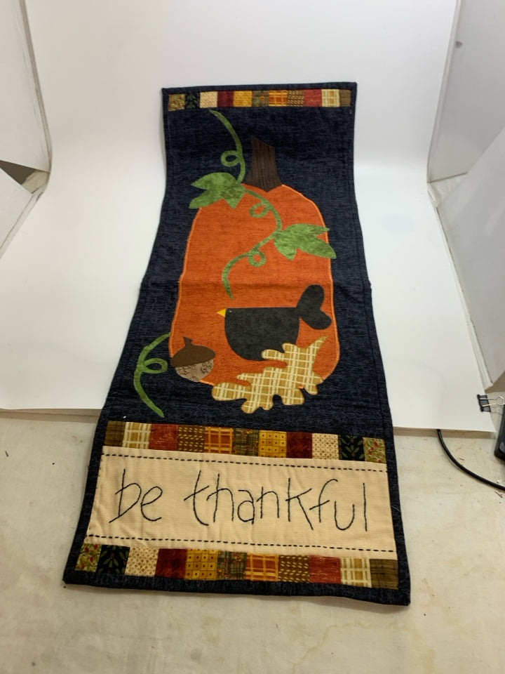 BE THANKFUL FABRIC HANGING SIGN.