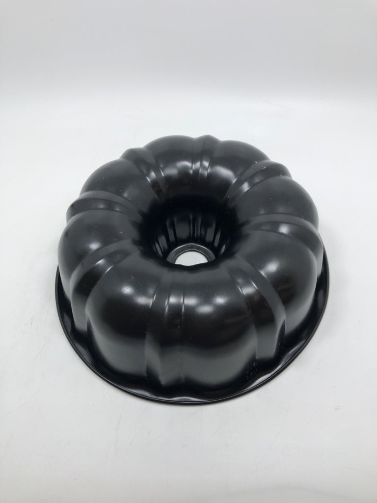 METAL BUNDT PAN.