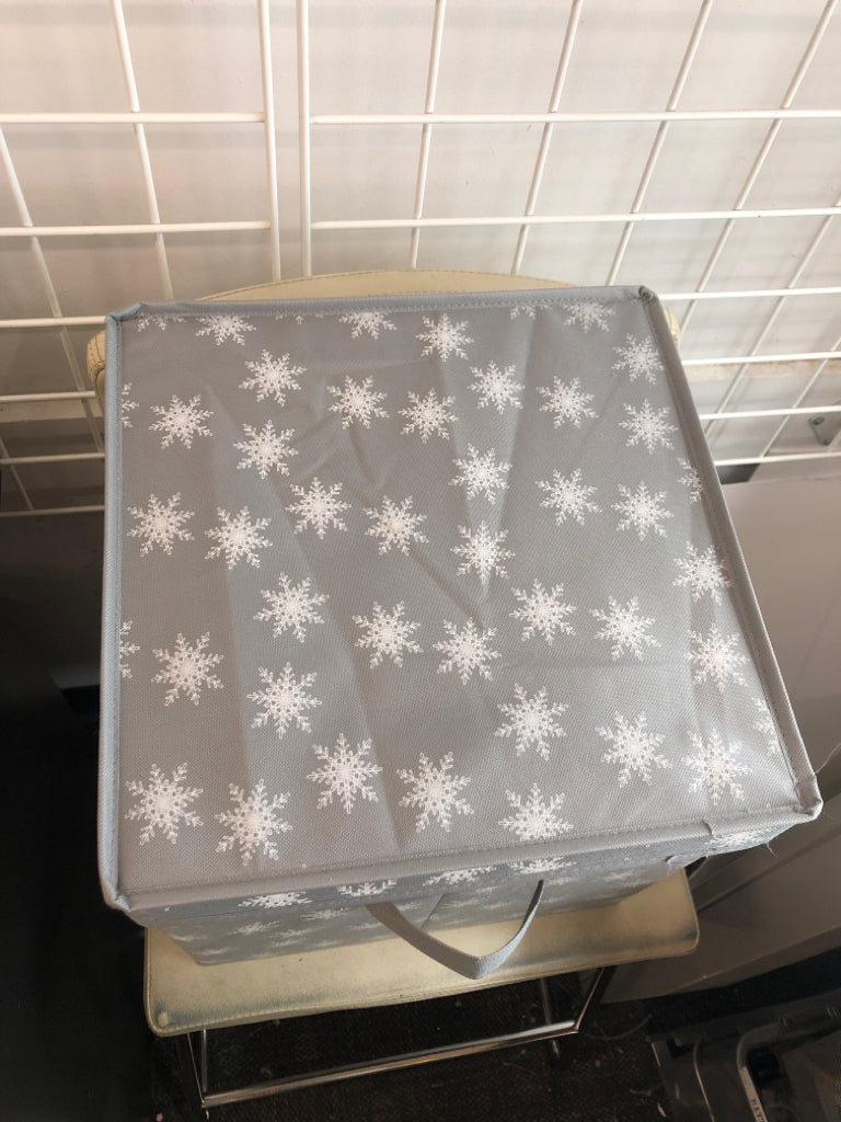 GRAY W/WHITE SNOWFLAKES STORAGE CUBE W/LID.