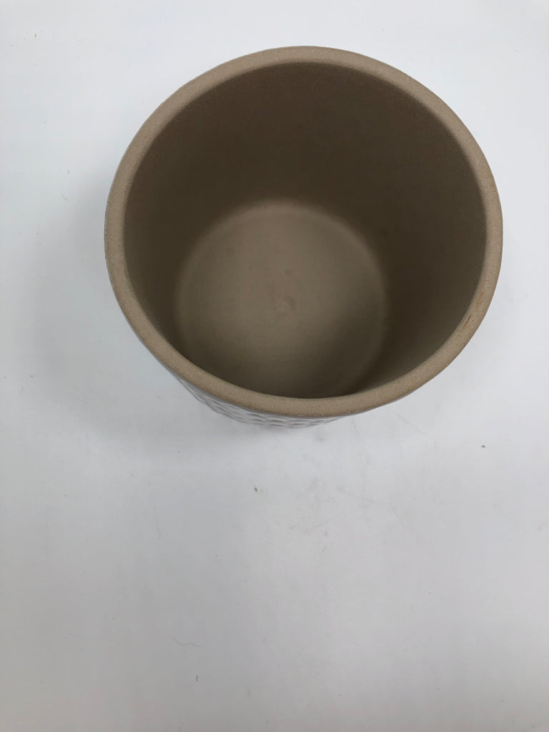 WHITE TEXTURED CERAMIC PLANTER.