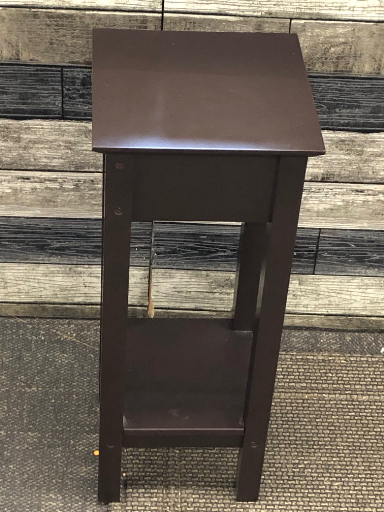 SM BROWN PLANT STAND W/WOOD DESIGN.