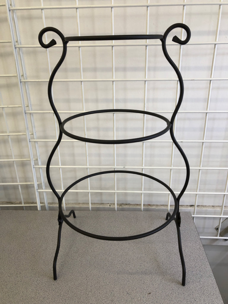 3 TIER WROUGHT IRON PLATE HOLDER W MAPLE LEAVES.