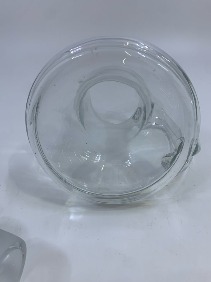 GLASS DECANTER W/HANDLE & FROSTED LID STOPPER.
