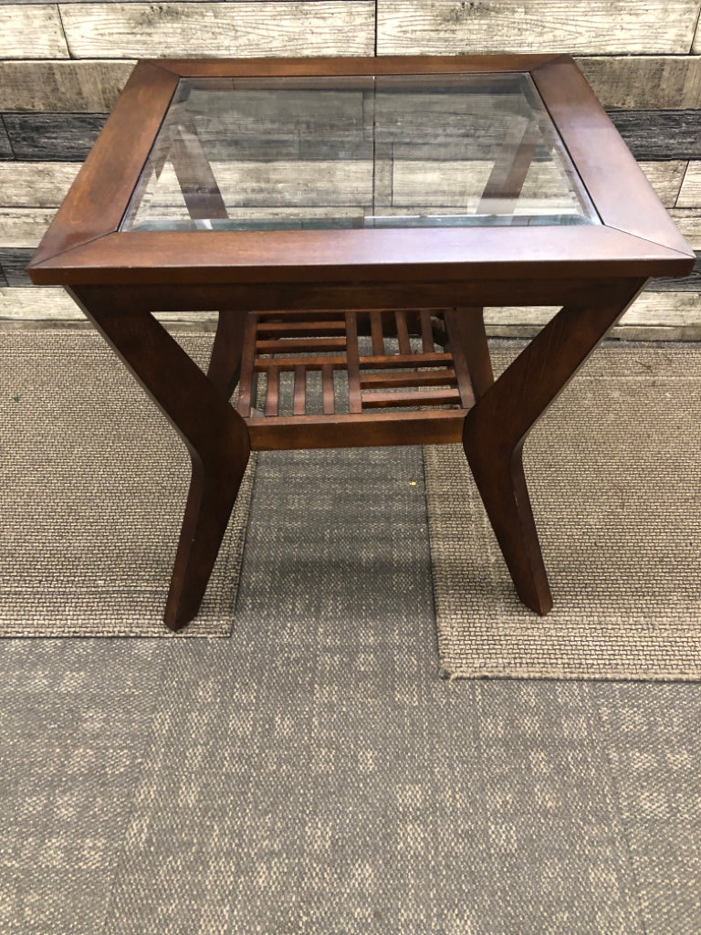 DK WOOD SIDE TABLE W/GLASS TOP.