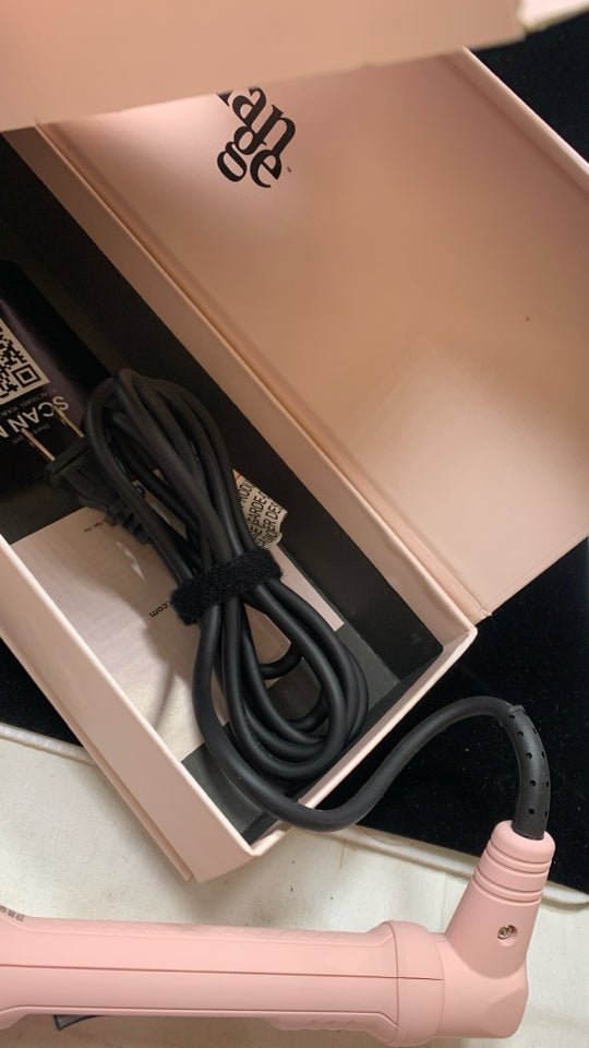 NIB ONDULE 25MM TITANIUM CURLING WAND.