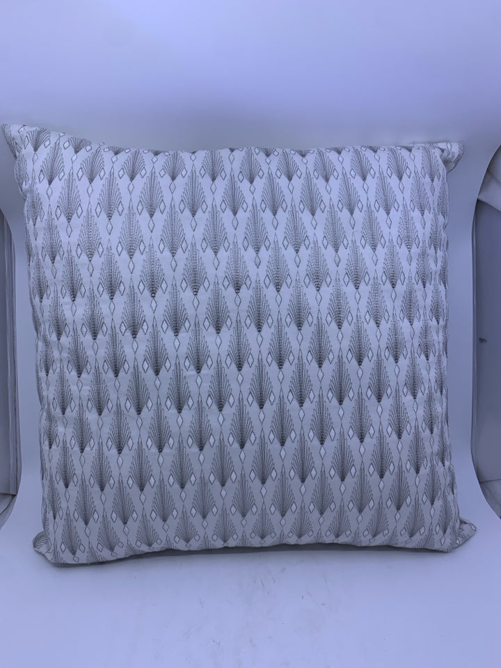 WHITE AND SILVER PATTERN PILLOW.