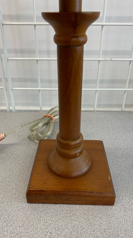 WOOD BASE TABLE LAMP W/TAN SHADE.