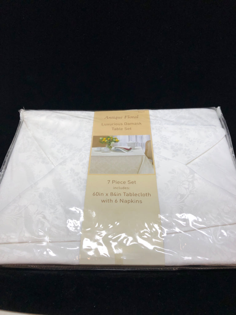 NIP 7PC TABLE SET: TABLECLOTH + NAPKINS  - DAMASK.