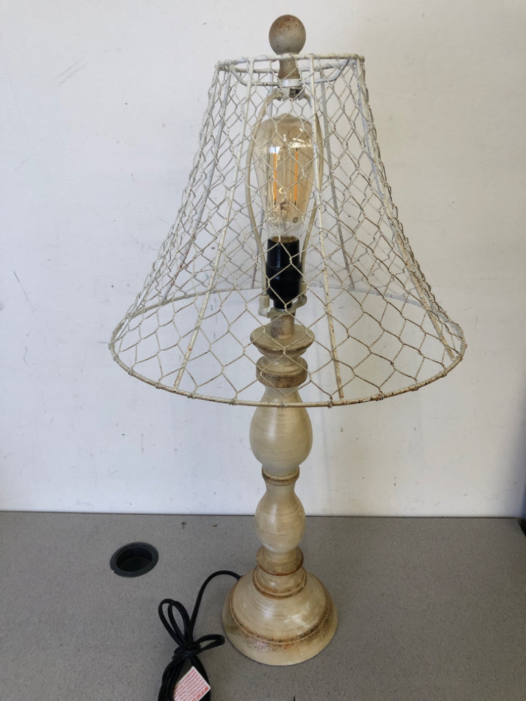TAN DISTRESSED BASE TOUCH LAMP W/WHITE WIRE FRAME.