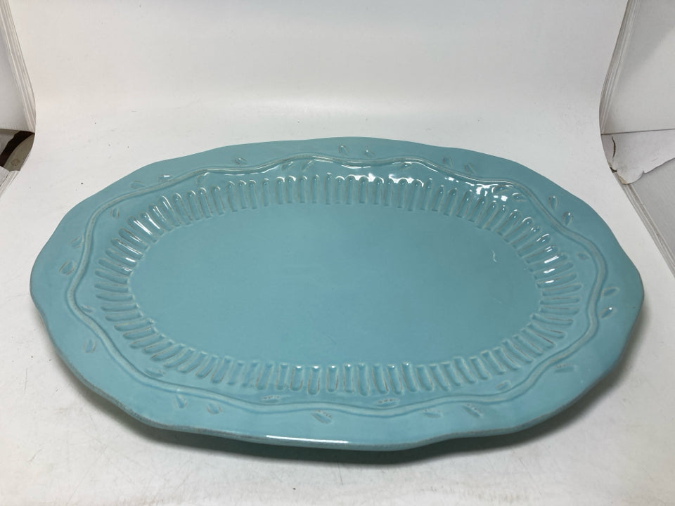 LARGE OVAL TEXTURED PLATTER.