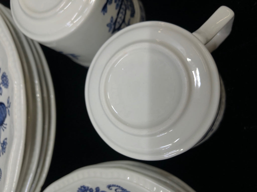 24PC BLUE & WHITE FLORAL PATTERN DINNER SET.
