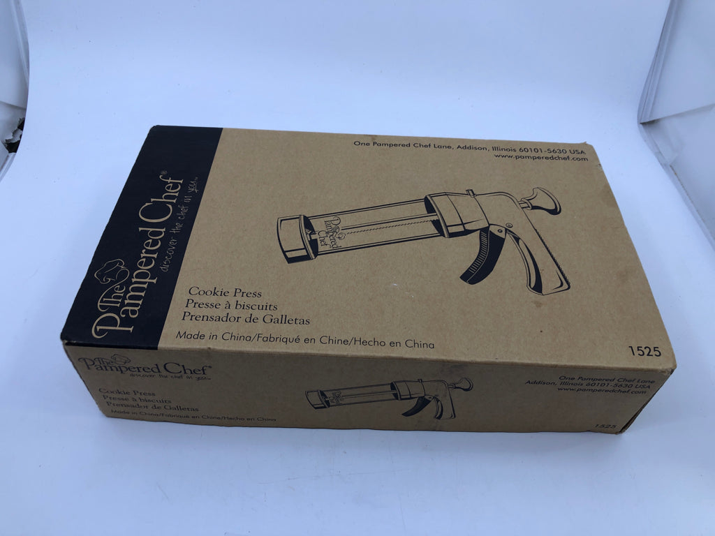 NIB PAMPERED CHEF COOKIE PRESS.