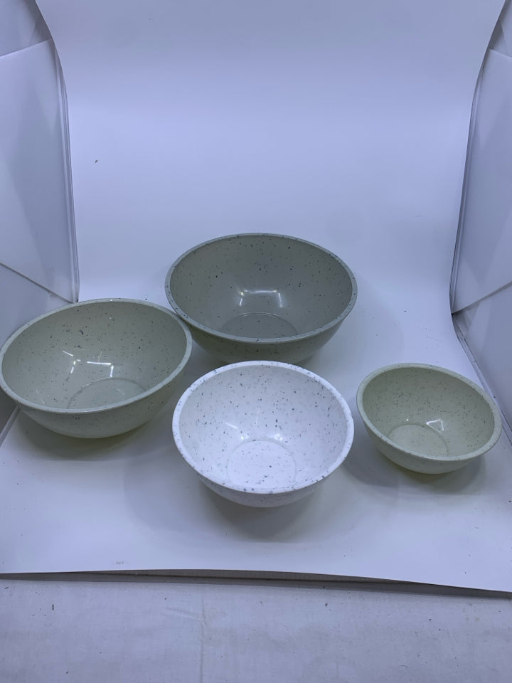 4 NESTING PLASTIC MIXING BOWLS.